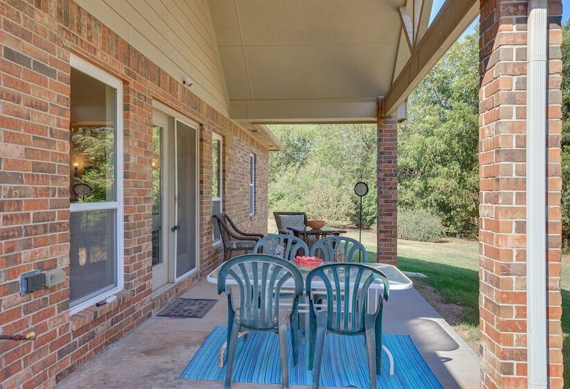 Quaint Noble Home: 6 Mi To University Of Oklahoma!