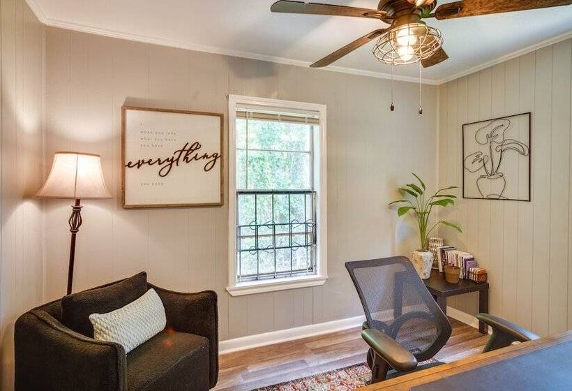Renovated Clinton Cottage W/ Home Office!