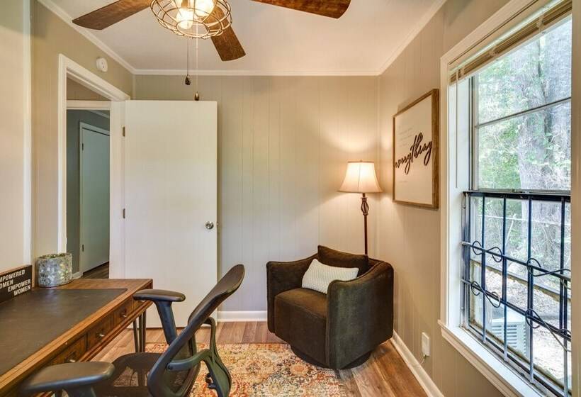 Renovated Clinton Cottage W/ Home Office!