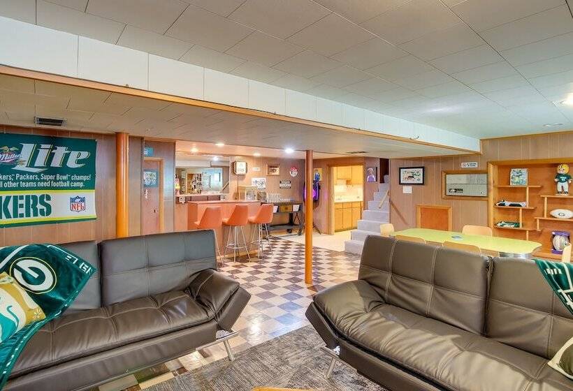 Retro Green Bay Home: Steps To Lambeau Field!