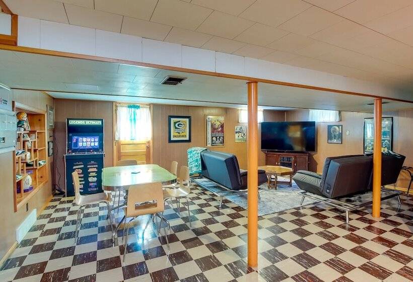 Retro Green Bay Home: Steps To Lambeau Field!