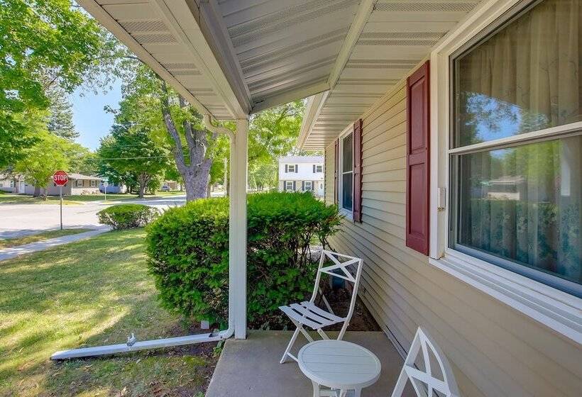 Retro Green Bay Home: Steps To Lambeau Field!