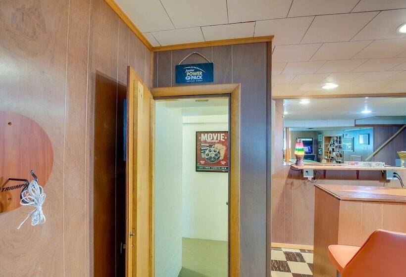 Retro Green Bay Home: Steps To Lambeau Field!