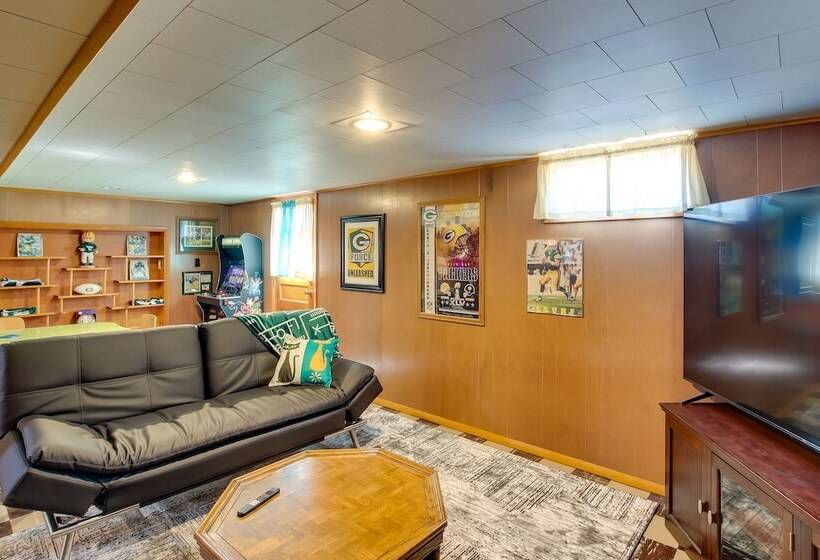 Retro Green Bay Home: Steps To Lambeau Field!