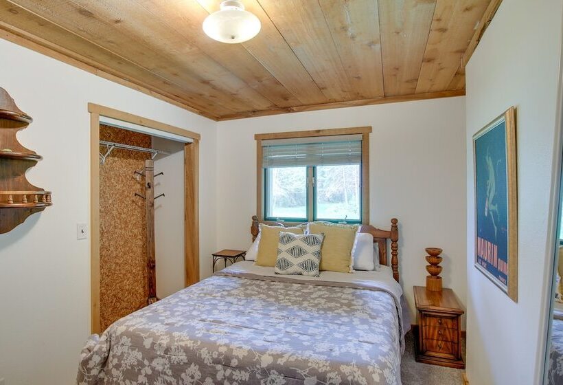 Riverfront Escape In Shawano On 3 Private Acres!