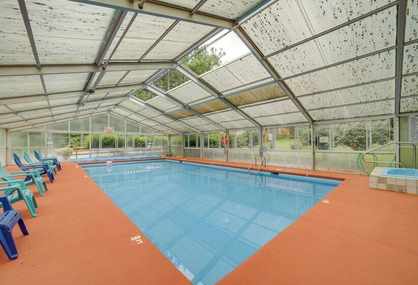 Pet Friendly Creekside Cabin W/ Pool Access!