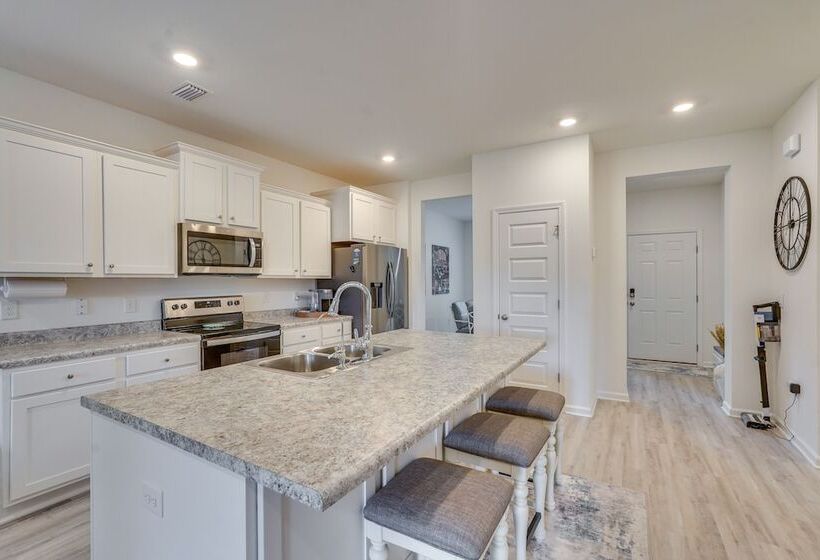 Spacious Freeport Home W/ Deck & 2 Living Areas!