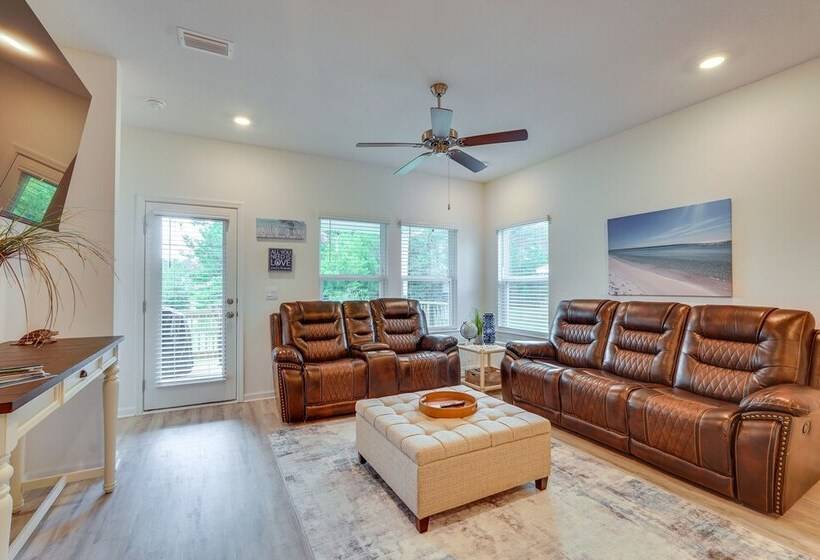 Spacious Freeport Home W/ Deck & 2 Living Areas!
