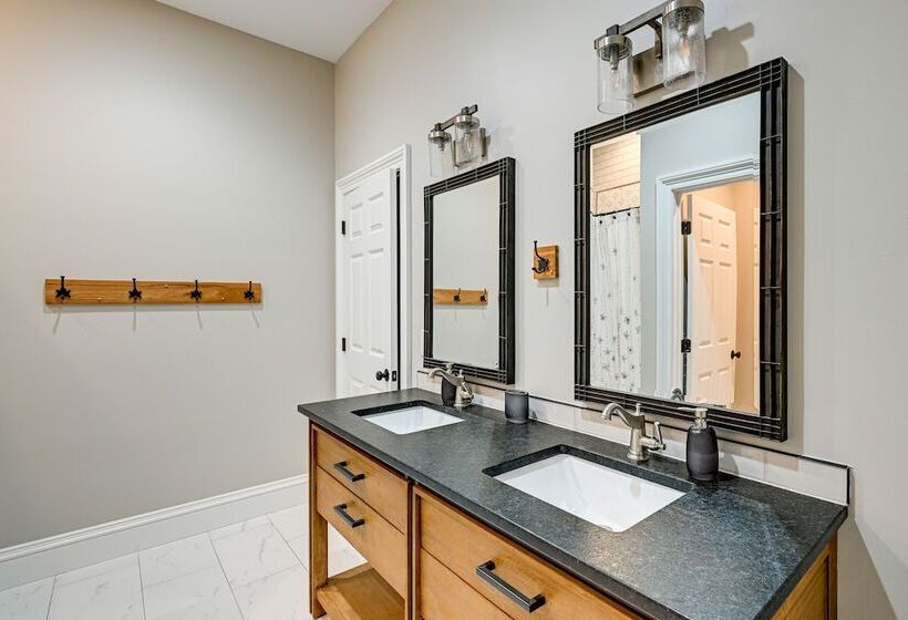 6 Mi To Dtwn Cashiers: Spacious Home W/ Deck