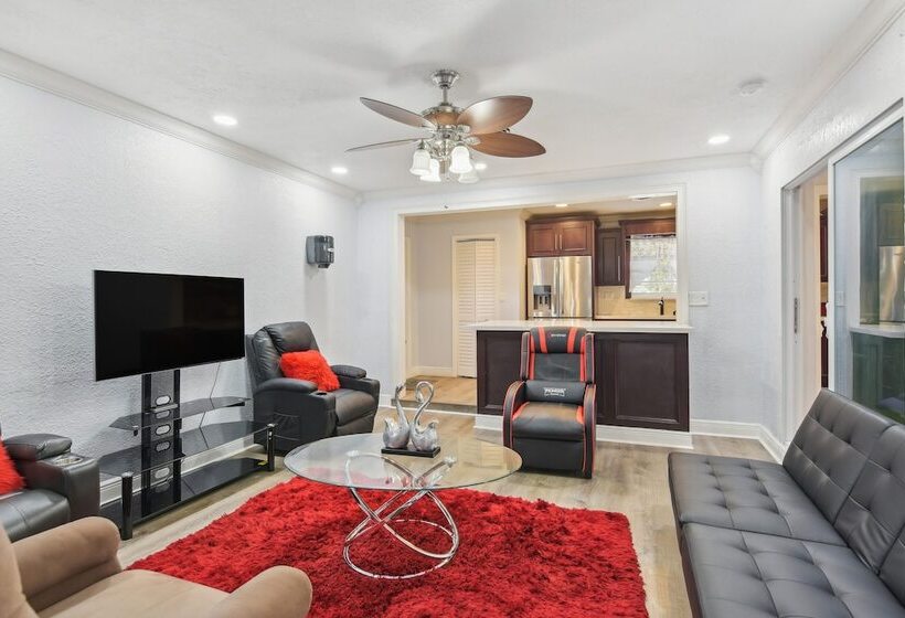 Patio + Yard: Family Friendly Miami Oasis!