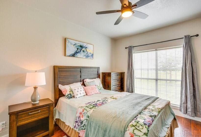 Stunning Van Alstyne Retreat W/ Patio & Fireplace!