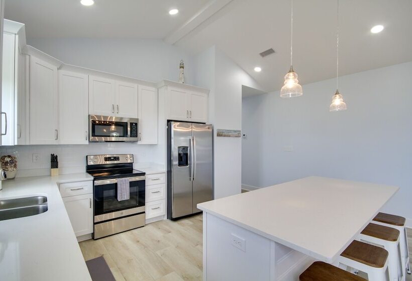 Sunny Gulfport Vacation Rental: Walk To Beaches!