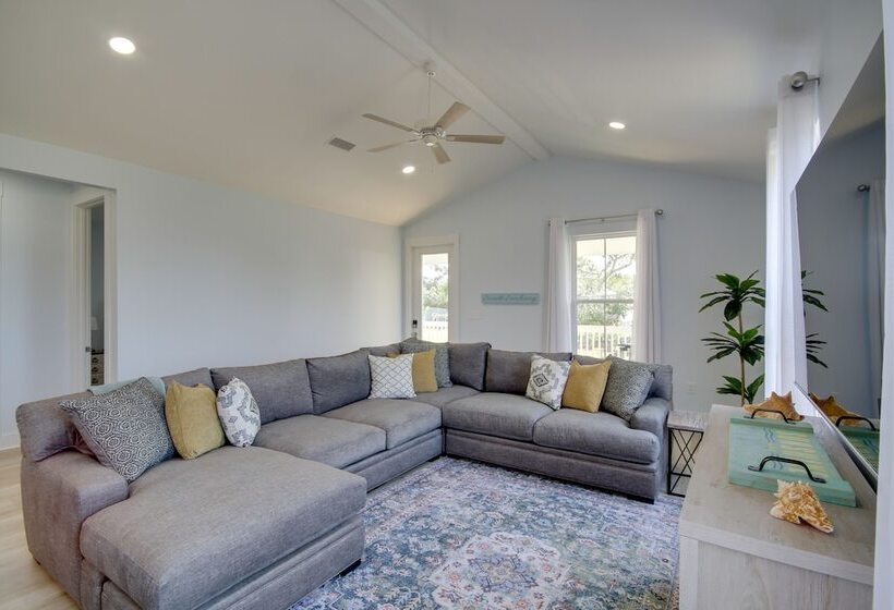 Sunny Gulfport Vacation Rental: Walk To Beaches!