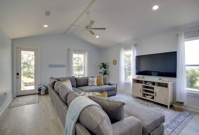 Sunny Gulfport Vacation Rental: Walk To Beaches!