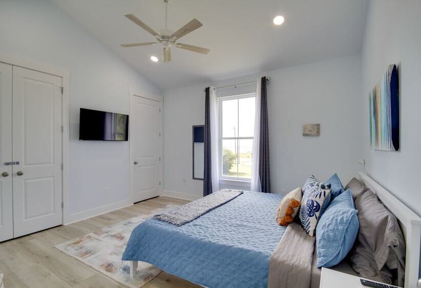 Sunny Gulfport Vacation Rental: Walk To Beaches!