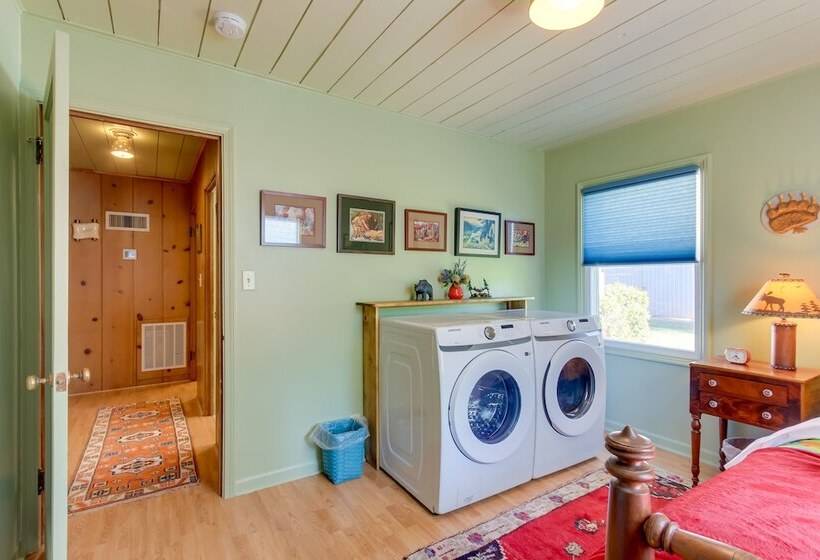 Vintage Cottage By Leaburg Canal W/ Large Yard!