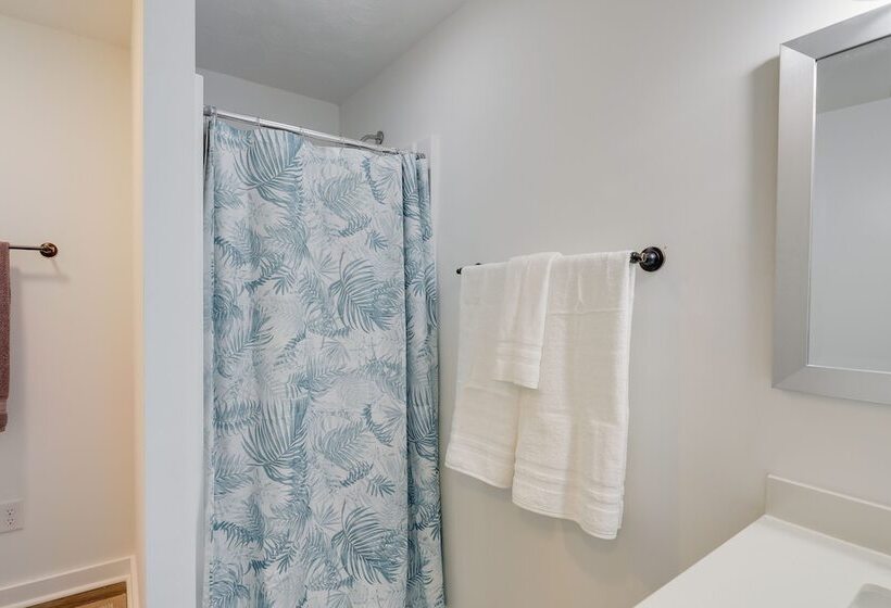 Well Equipped Morehead City Home ~ 5 Mi To Beach!