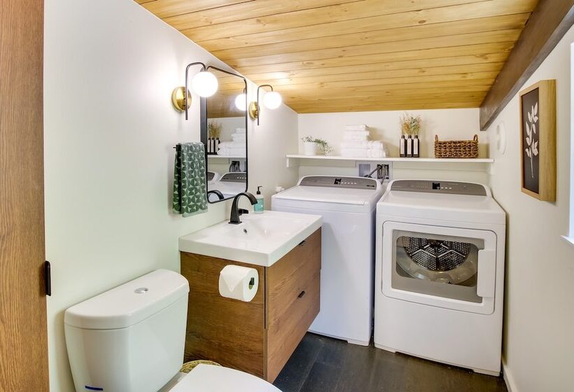 Whidbey Island Oasis: Walk To Beach, Hot Tub, View