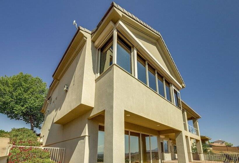 Airy St George Retreat W/ Balcony + Mtn Views!