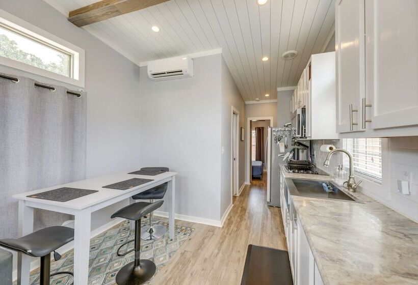 Community Pool & Hot Tub: Austin Tiny Home!