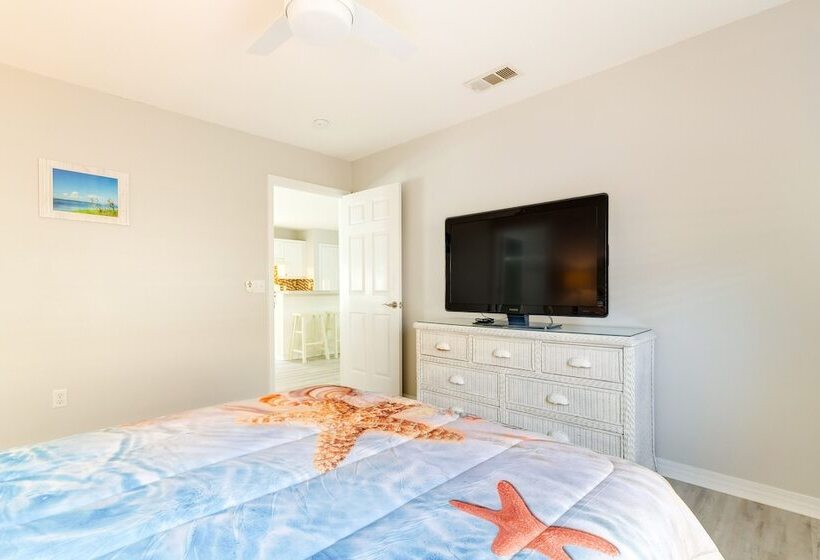 Fenced & Private Backyard: Navarre Retreat