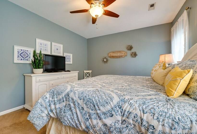 Charming Wilmington Home W/ Patio ~ 7 Mi To Beach!