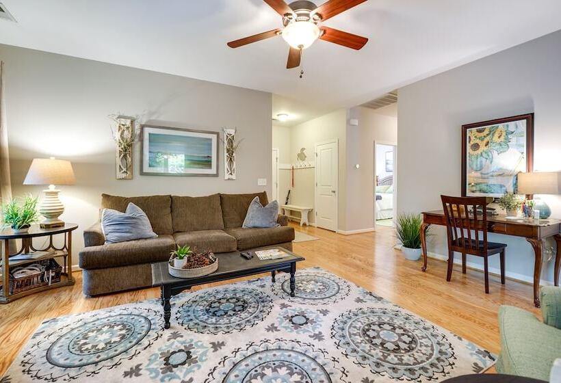 Charming Wilmington Home W/ Patio ~ 7 Mi To Beach!