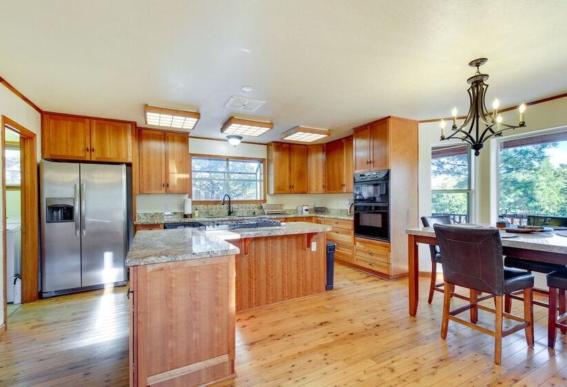 Dreamy Deck: Show Low Cabin On Over 2 Acres!