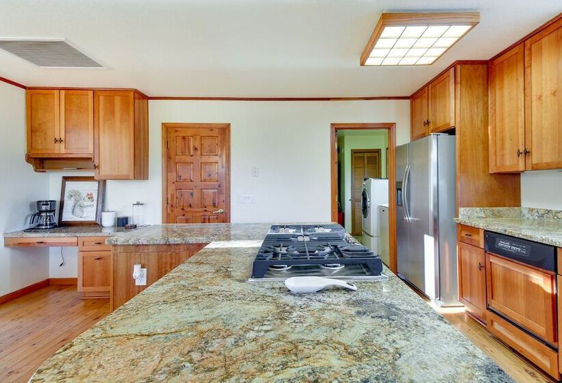 Dreamy Deck: Show Low Cabin On Over 2 Acres!