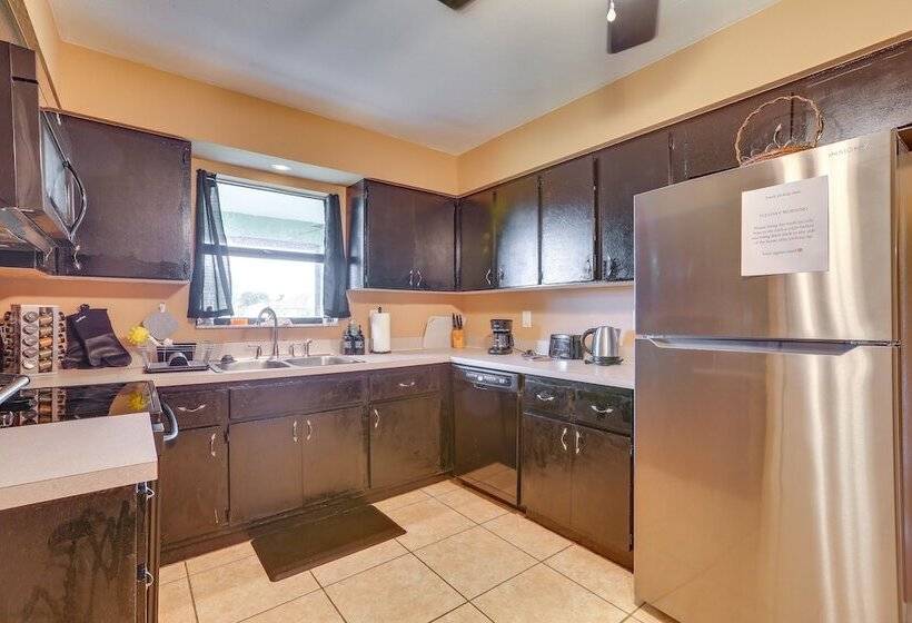 Family Friendly Lehigh Acres Home: Screened Porch!