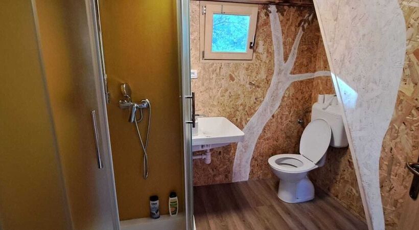 فندق Treehouses Ljubač Glamping Robinson