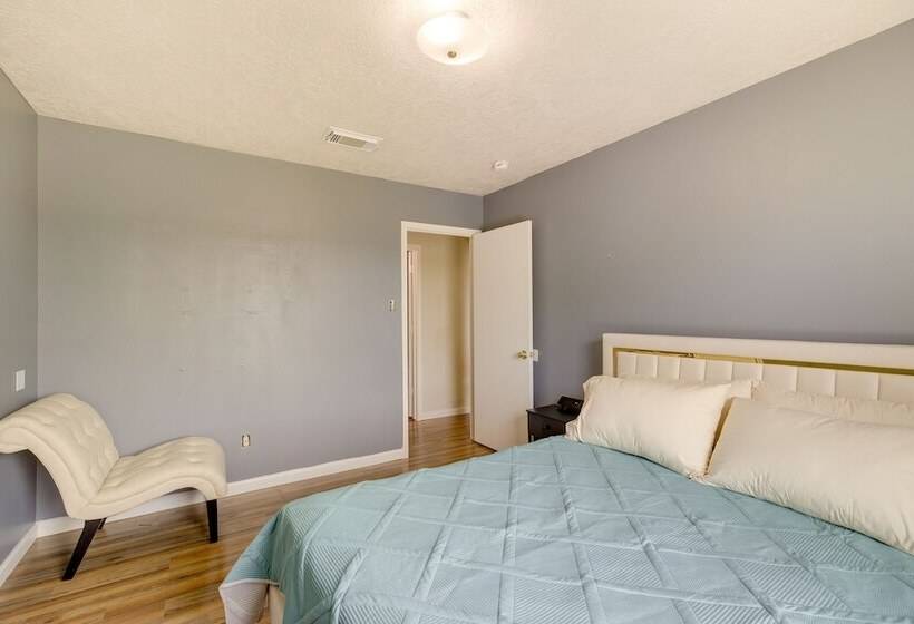 Houston Rental W/ Private Yard Near Dtwn & Airport