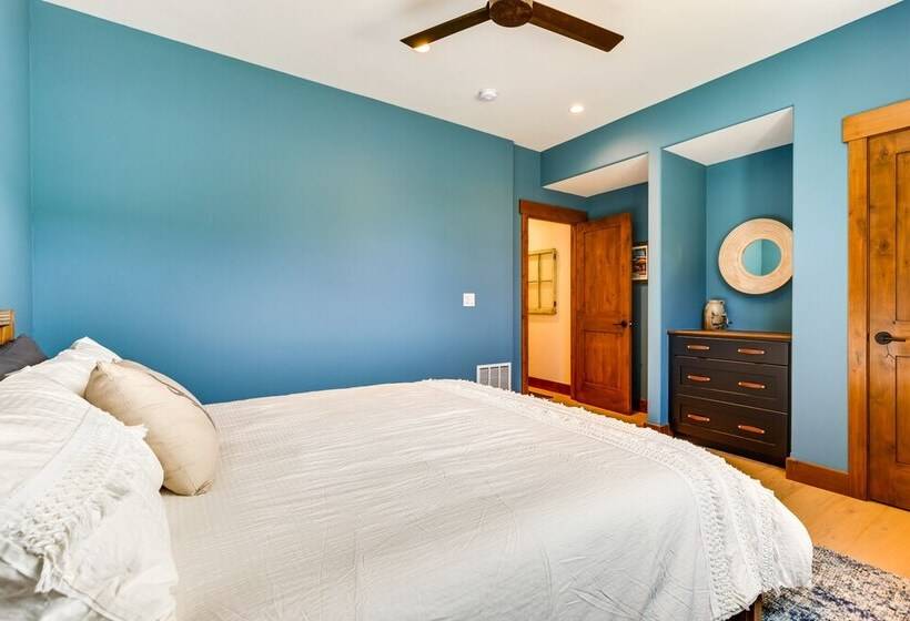 Mountain Views: Luxurious Grand Lake Escape!