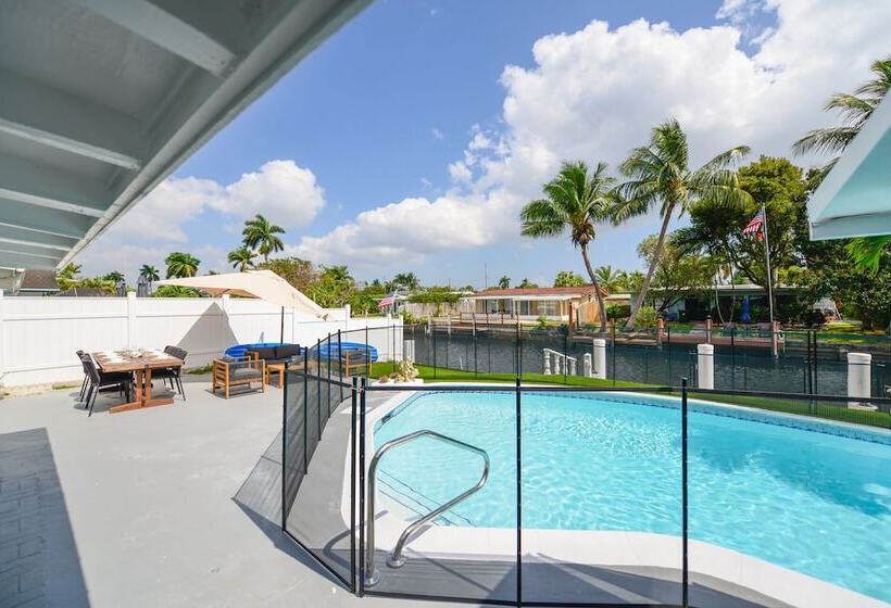بنسيون Luxury Pool House Canal Side
