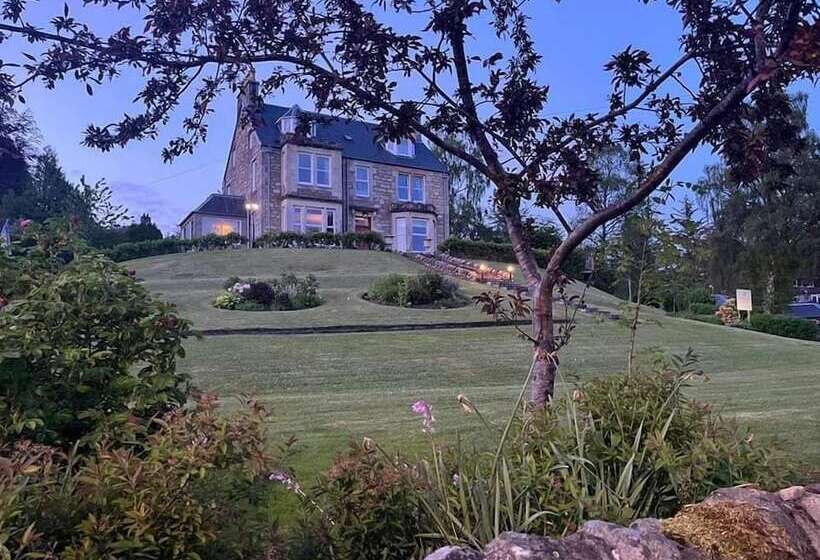 پانسیون The Poplars Guest House