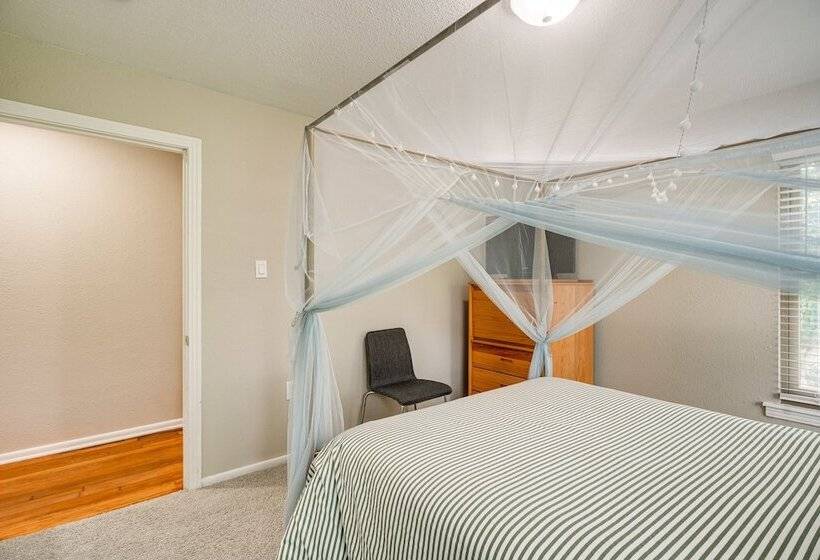 Spacious Yard: Pet Friendly Home In San Antonio!