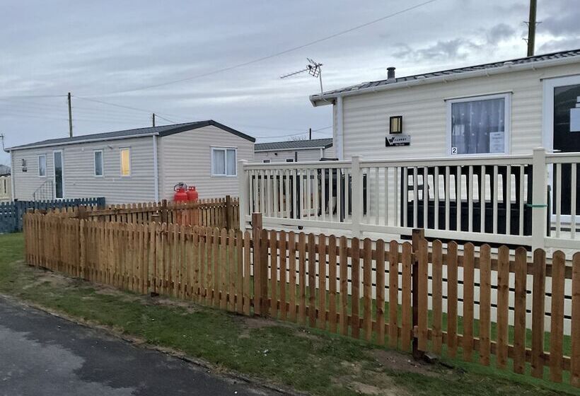 住所  2 Brightholme 6 Berth Enclosed Garden