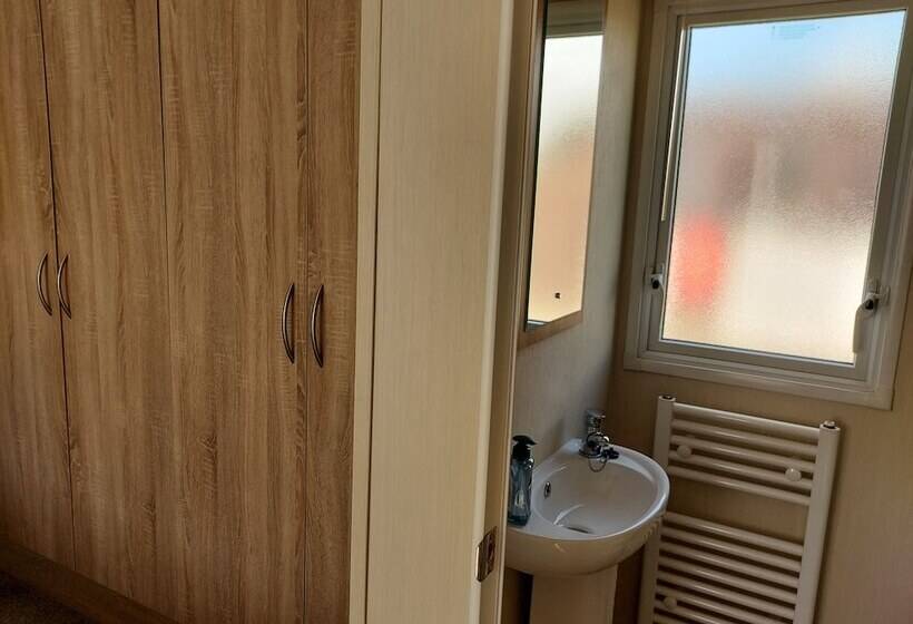 住所  2 Brightholme 6 Berth Enclosed Garden