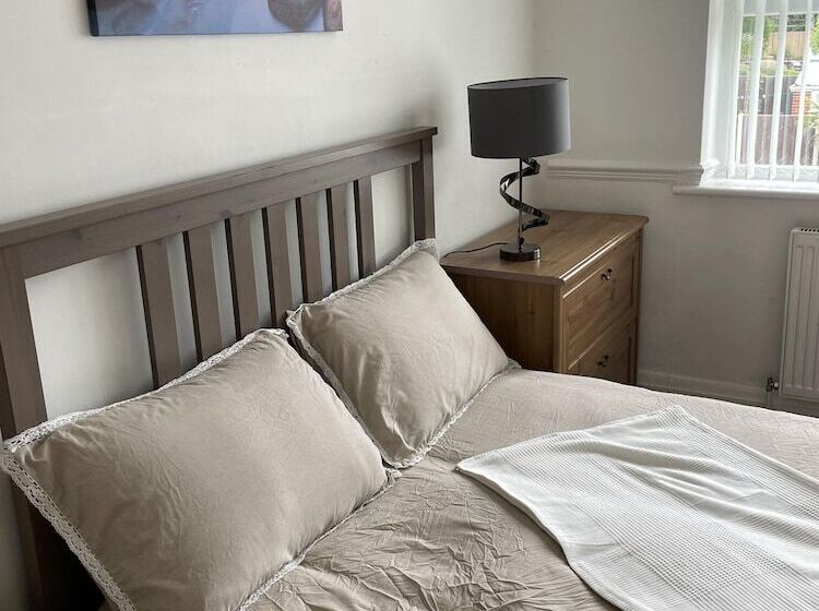 اقامتگاه Beautiful 5 Bed House In Walsall