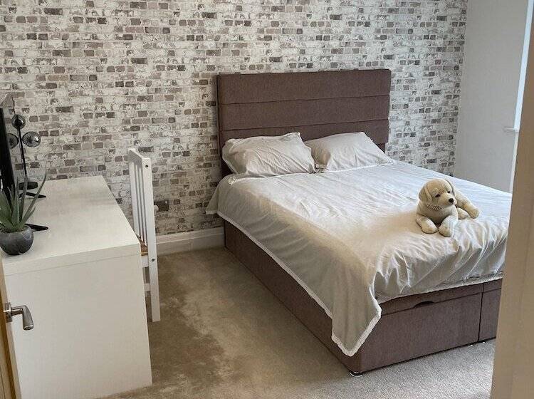 اقامتگاه Beautiful 5 Bed House In Walsall