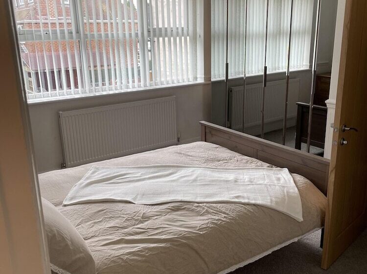 اقامتگاه Beautiful 5 Bed House In Walsall