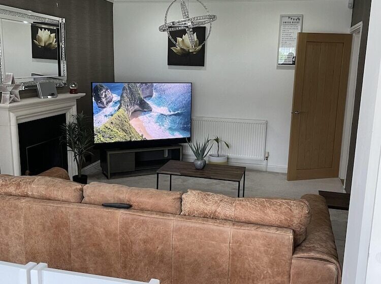 اقامتگاه Beautiful 5 Bed House In Walsall