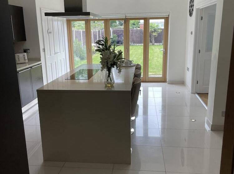اقامتگاه Beautiful 5 Bed House In Walsall