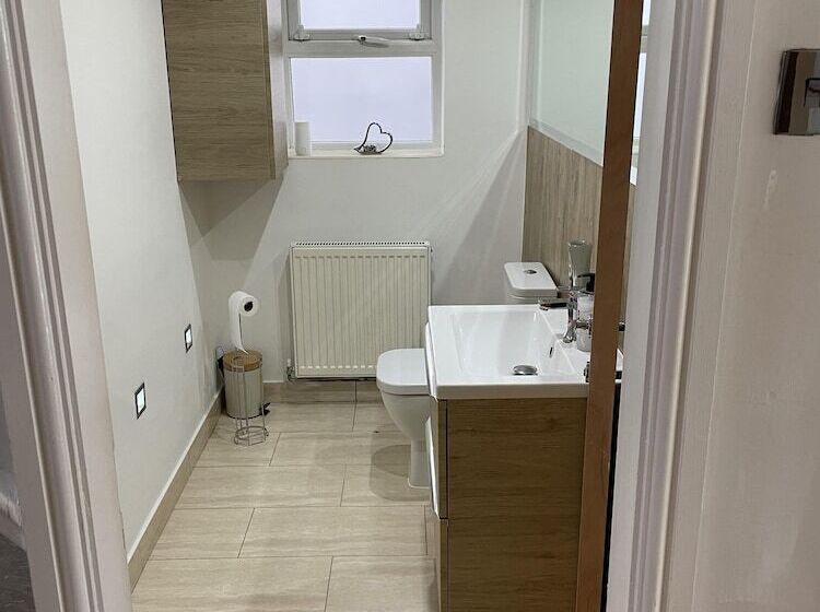 اقامتگاه Beautiful 5 Bed House In Walsall
