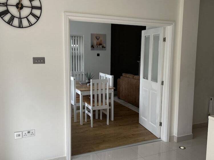 اقامتگاه Beautiful 5 Bed House In Walsall