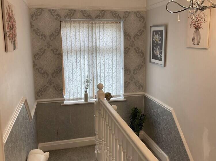 اقامتگاه Beautiful 5 Bed House In Walsall