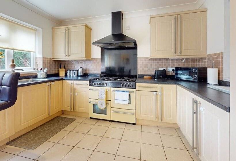 住所  Charming 5 Bed House In Grays