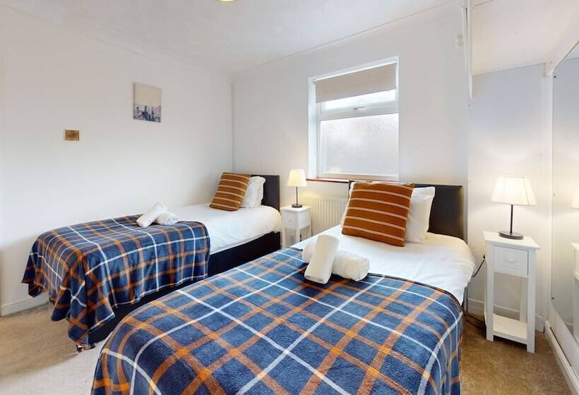住所  Charming 5 Bed House In Grays