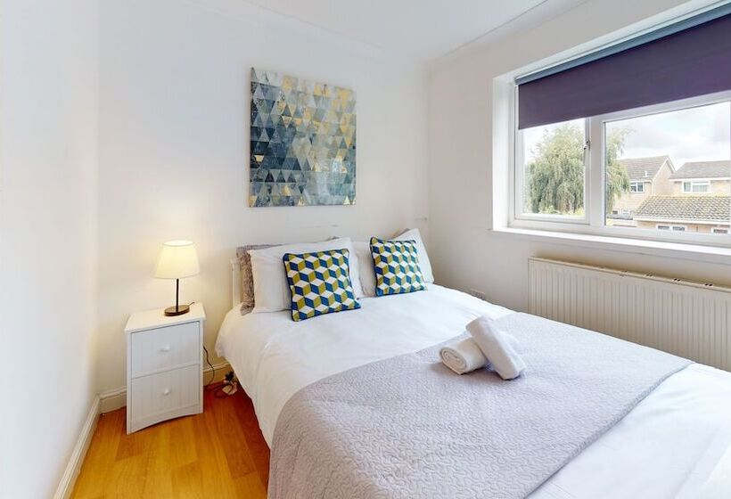 住所  Charming 5 Bed House In Grays
