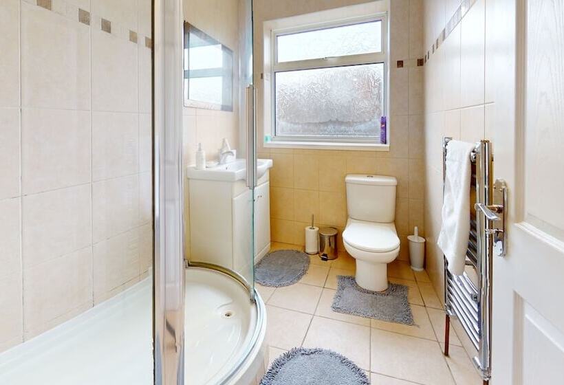 住所  Charming 5 Bed House In Grays